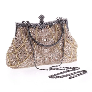 Dettaglio borsa da sera vintage champagne con ricami in perle e chiusura in metallo oro