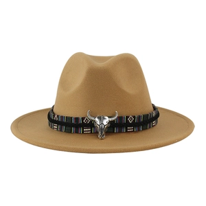 Dettaglio cappello fedora in lana cammello con nastro etnico e decoro a testa di toro