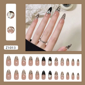 Unghie finte leopardate francesi con perle e strass di forma a mandorla chic