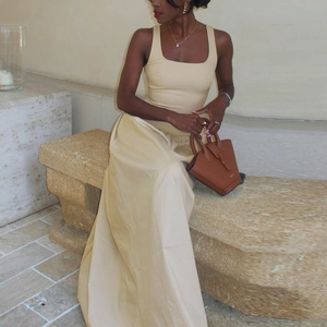 Elegante abito lungo in maglia beige senza maniche con scollo a quadrato e linea A