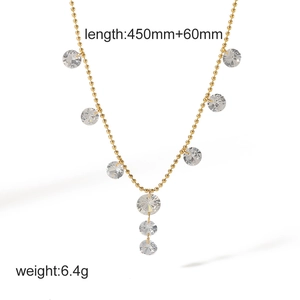 Collier Y en acier inoxydable doré avec pendentifs en zircon sur fond blanc