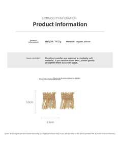 Vue détaillée des boucles d'oreilles pompons dorées avec zircons et mesure de 3,8 cm