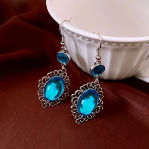 Orecchini vintage ovali in resina blu con decorazioni in filigrana d'argento e gancio