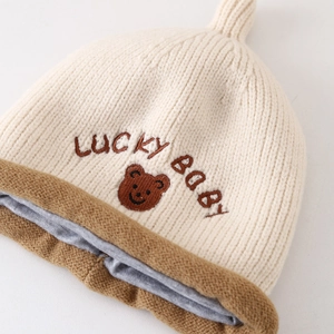 Bonnet d'hiver pour bébé avec broderie ours mignon et bordure tricotée chaude