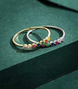Macro de bagues en argent sterling 925 avec pierres précieuses colorées sur fond vert
