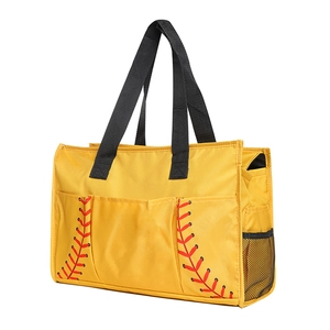 Dettaglio della borsa tote gialla in tela con cuciture da baseball e tasca a rete