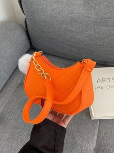 Sac sous le bras en feutre orange avec chaîne dorée et pompon blanc pour femmes