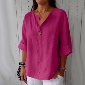 Dettaglio di un top rosa in cotone e lino con scollo a V e bottoni e maniche risvoltate