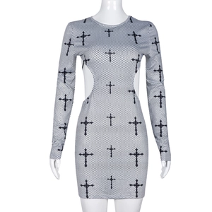 Détail de la robe courte blanche avec imprimé croix noires et découpe latérale à la taille