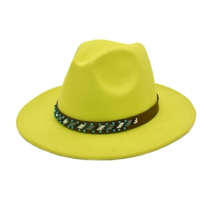 Détail du chapeau fedora néon à large bord avec bandeau perlé ethnique et texture feutre