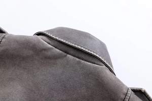 Gros plan détaillé du cuir gris vieilli et des coutures sur la veste à col revers