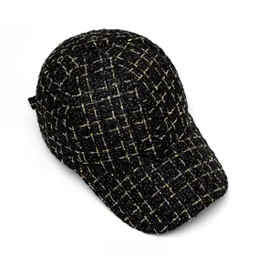 Vue de dessus d'une casquette de baseball en tweed avec texture à carreaux et fils dorés