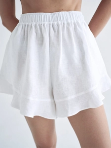 Vue détaillée du short en coton et lin blanc avec taille élastique et ourlet à volants