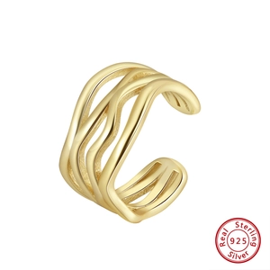 Detailansicht der 14k vergoldeten Sterling Silber Ear Cuff mit Wellendesign