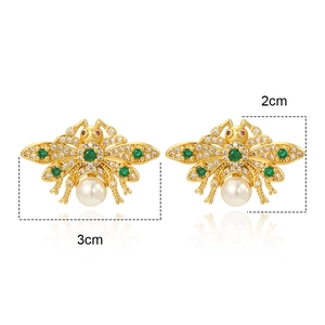 Detail of a 2x3cm gold-plated bee brooch with colorful crystals and a white pearl