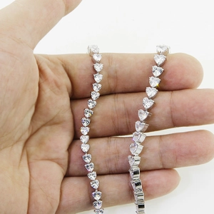 Dettaglio ravvicinato di zirconi a cuore su un bracciale tennis in argento lucido