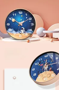 Detail von 3D-Astronaut und Raumschiff auf leiser 35cm Sternenhimmel Wanduhr