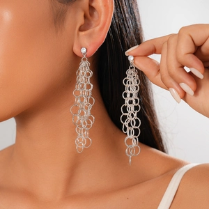 Boucles d'oreilles pendantes à pampilles géométriques argentées avec chaînes à plusieurs niveaux