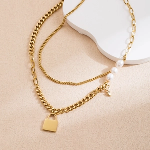 Collier double rang en acier inoxydable doré avec cadenas carré, perles et pendentif clé