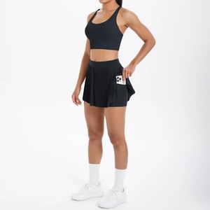 Détail d'une jupe-short de sport plissée à taille haute avec poche latérale pour téléphone