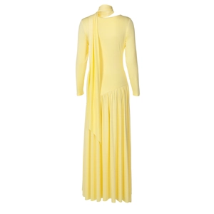 Détail d'une robe jaune clair à manches longues avec col écharpe et ourlet fendu asymétrique