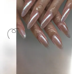 Détails de faux ongles longs en amande avec finition laser rose et reflets de perle