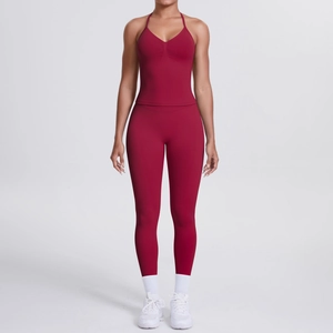 Details des burgunderroten Halter-Yoga-Tops mit Faltenbrust und High-Waist-Leggings