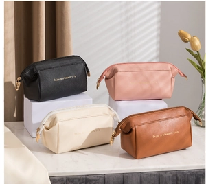 Beauty case a nuvola in nero, rosa, bianco e marrone su base in marmo elegante