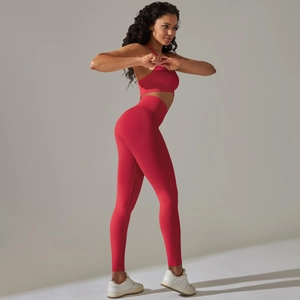 Détail du tricot côtelé sans couture rouge sur l'ensemble soutien-gorge de sport et legging