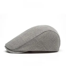 Vue latérale détaillée de la casquette plate grise en coton et lin avec texture tissée
