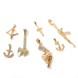 Ensemble de pendentifs hip hop dorés avec AK47, pistolet, flèche et hache sertis de zircons