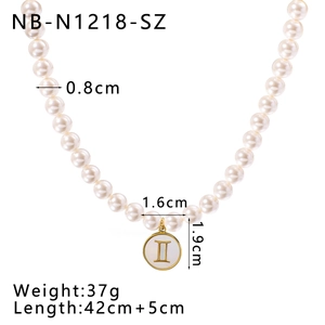 Detailansicht der Perlenkette mit 1,6cm weißem Anhänger inklusive Maßen und 42cm Gesamtlänge