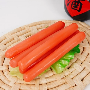 Set de 5 modelos realistas de salchichas de PVC sobre estera de paja y hoja verde