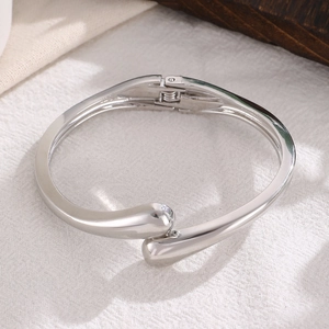 Dettaglio della cerniera a molla lucida e delle estremità a goccia del bracciale rigido