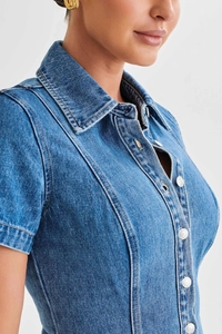 Détail du col de chemise en jean et boutons métalliques avec tissu denim bleu foncé