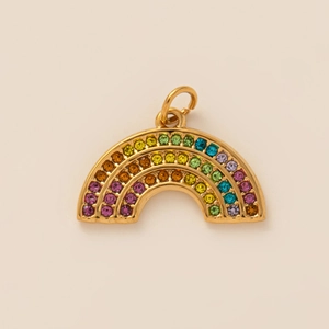 Makroaufnahme vom goldenen Regenbogen-Anhänger mit bunten Strasssteinen und Ring