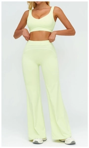 Détail du pantalon de yoga évasé taille haute et du soutien-gorge de sport vert