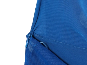 Gros plan détaillé sur une fermeture éclair invisible de qualité pour robe midi bleue