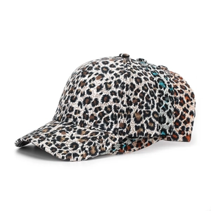 Dettaglio cappellino da baseball leopardato in twill di cotone con visiera curva preformata