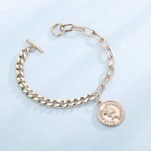 Détail du bracelet pièce d'or vintage avec breloque Elizabeth II et fermoir à bascule