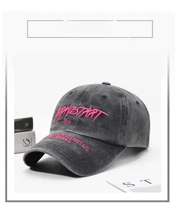 Détail de la casquette de baseball en coton gris délavé avec lettres brodées roses