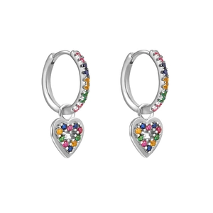 Détail de boucles d'oreilles créoles avec cœurs et oxydes de zirconium multicolores