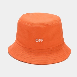 Dettaglio del cappello bucket arancione con ricamo OFF bianco e trama in twill di cotone