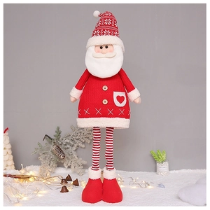 Dettaglio di Babbo Natale in peluche con cappello lavorato a maglia e tasca a cuore