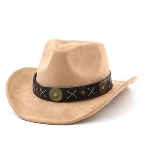 Chapeau de cowboy classique en daim beige avec clous en laiton et ruban en cuir