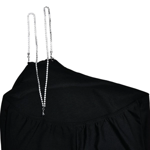 Détail de bretelles en strass argentés sur robe longue noire à épaules dénudées sexy