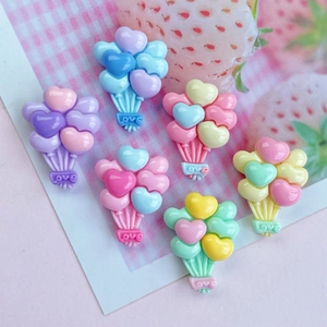 Lot de 6 breloques cœurs ballons en résine colorée avec gravure Love aux tons macarons