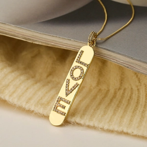 Vergoldete Halskette mit LOVE-Anhänger und weißen Zirkonia an feiner Gliederkette