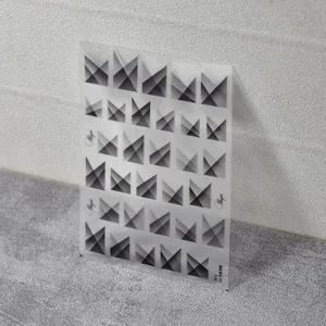 Macro di adesivi per unghie con triangoli sfumati e materiale sottile e resistente