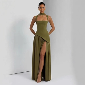 Elegante abito lungo verde militare con corpetto strutturato e spacco alto